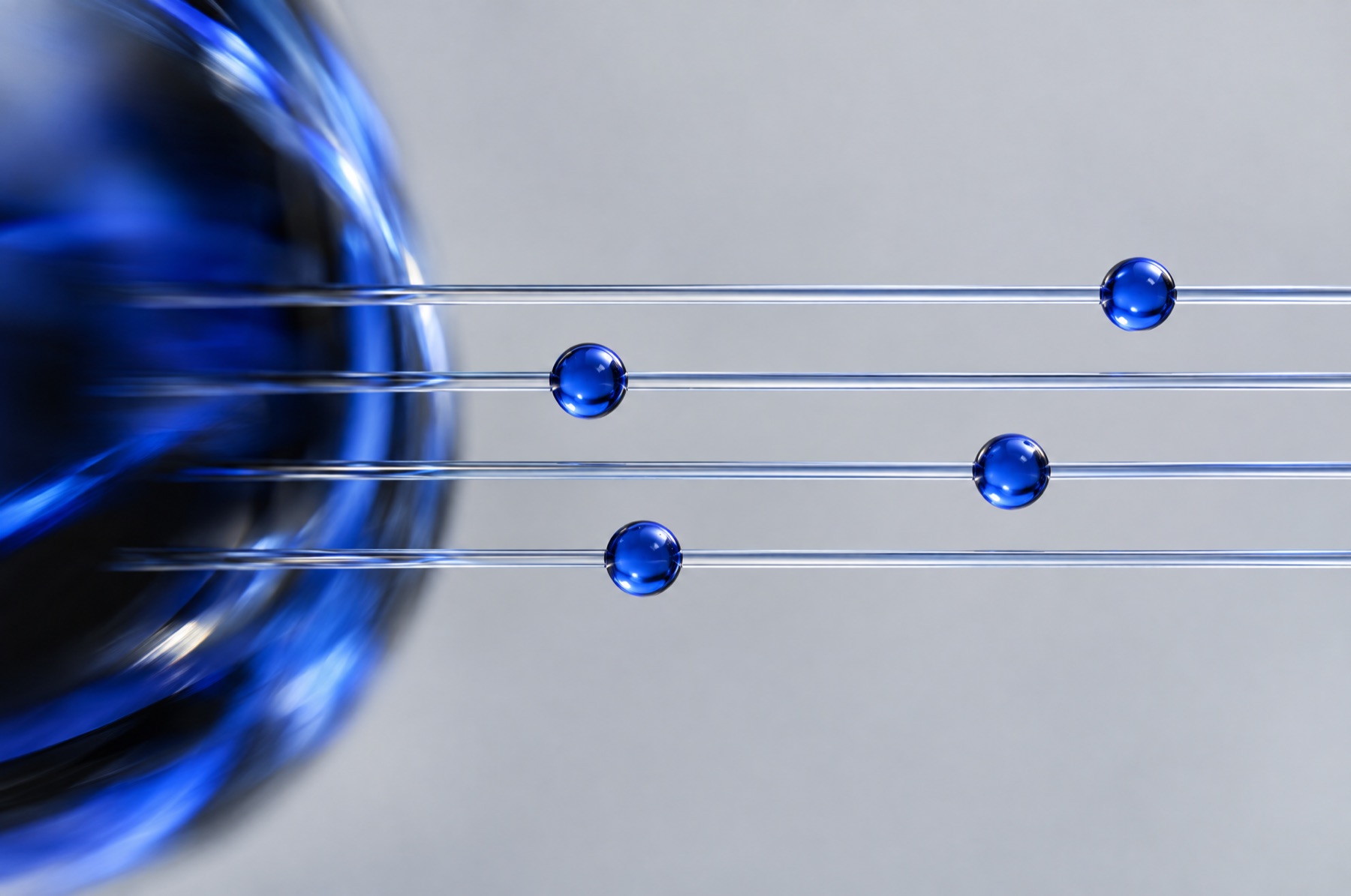 Vier parallele Glasstäbe mit je einer blauen Glasperle an unterschiedlicher Position als Sinnbild für die vier Dimensionen, mit denen sich der Tone of Voice einstellen lässt.
