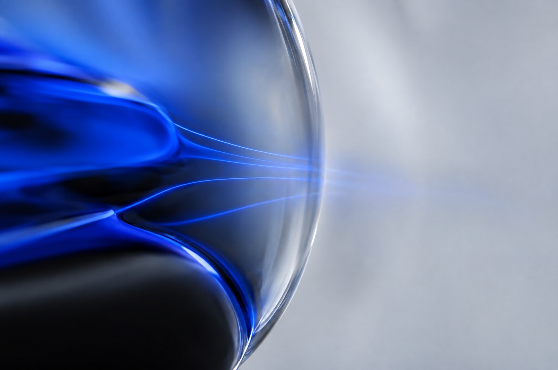 Blaue Lichtlinien laufen auf eine Glasebene zu und lösen sich dahinter in graue Unschärfe auf, als Sinnbild für fehlenden Markenkontext bei KI-Texten.