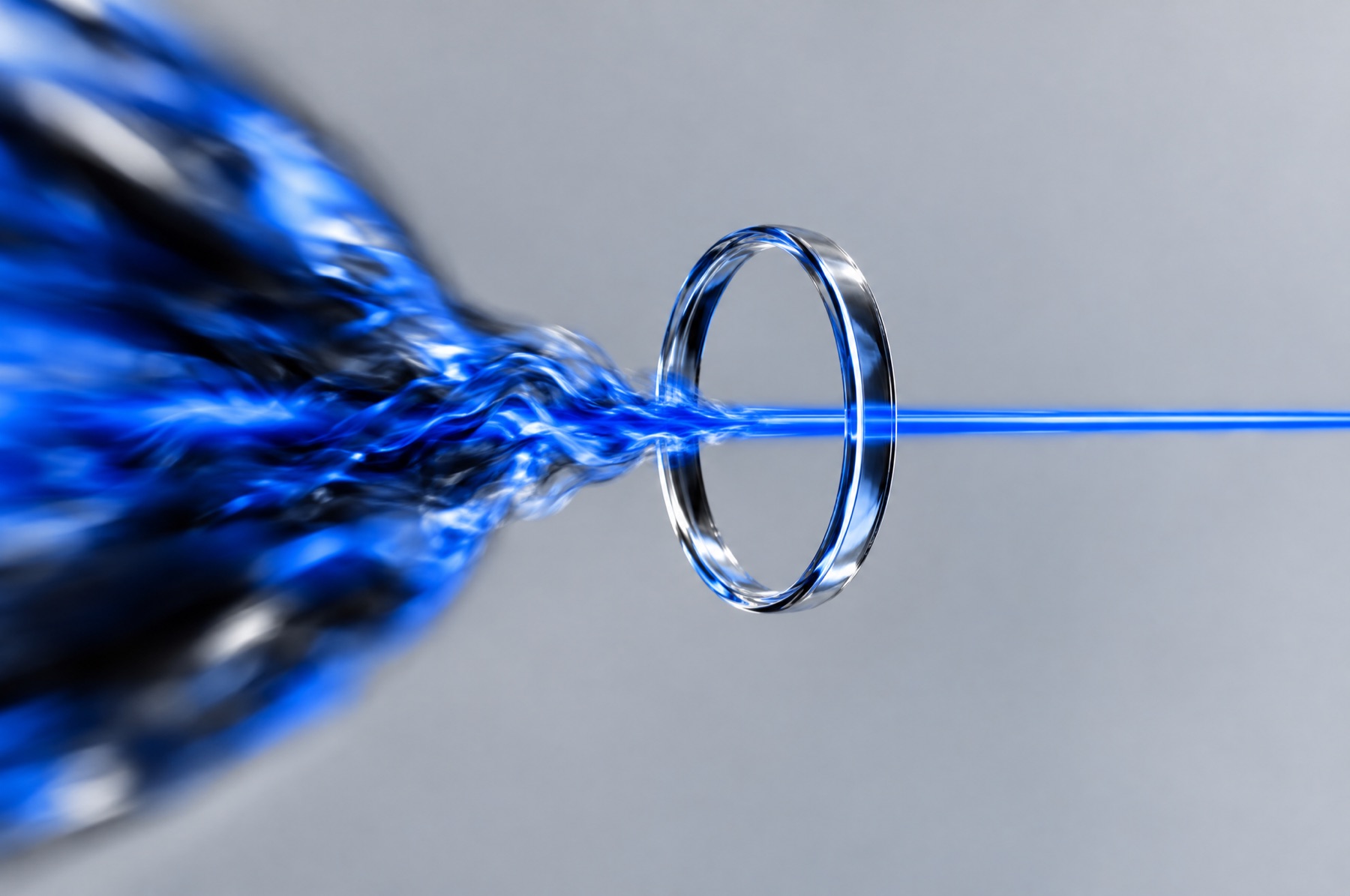 Ein turbulenter blauer Lichtstrom wird durch einen klaren Glasring zu einer ruhigen, geraden Linie, als Sinnbild für eine kurze, klare Prüfung.
