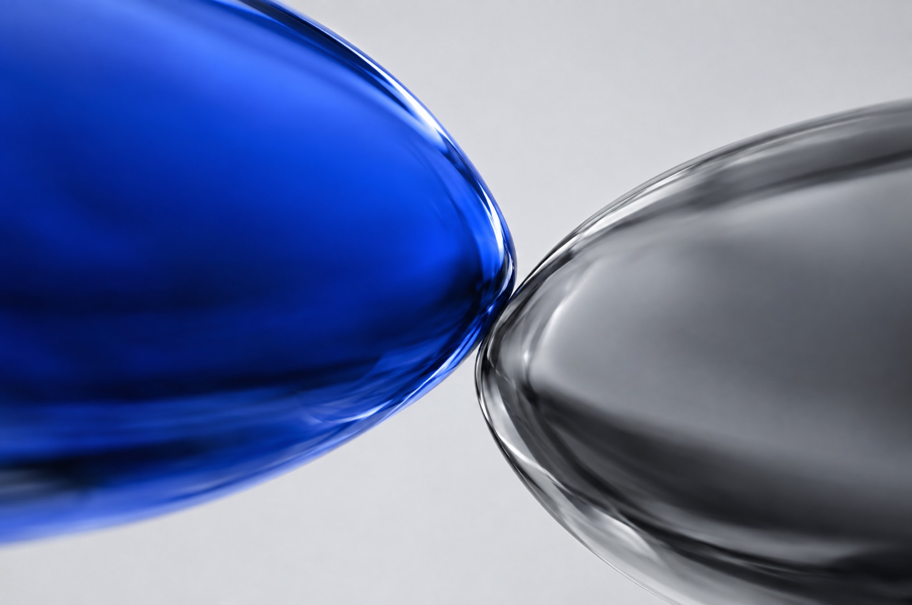Eine blaue und eine graue Glasform berühren sich an einer gespannten Kontaktlinie als Sinnbild für Markenwerte, die sich bei der Anwendung durch KI widersprechen.